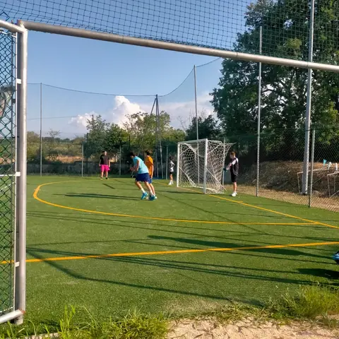 Campo da calcio all’aperto con porte da allenamento