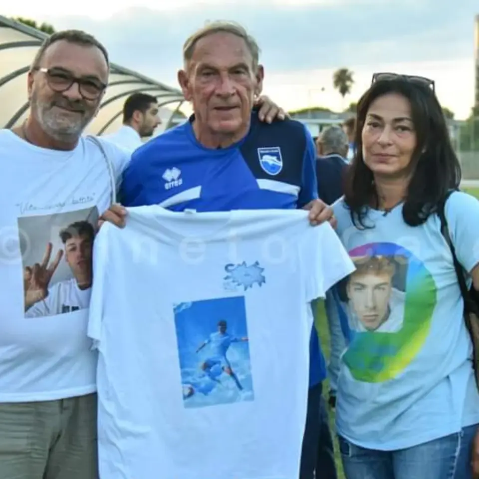Familiari e amici di Matteo mostrano la maglia bianca a lui dedicata durante un evento