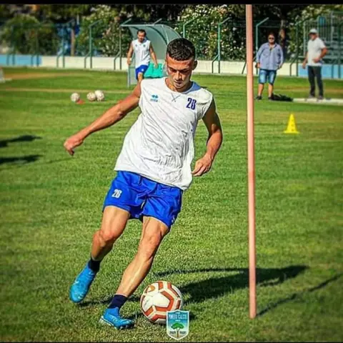 Matteo Ovidio Serra calcia il pallone durante un allenamento sul campo in erba