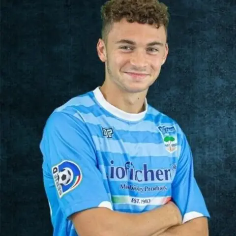 Matteo Ovidio Serra sorridente con la maglia biancazzurra del Pineto Calcio