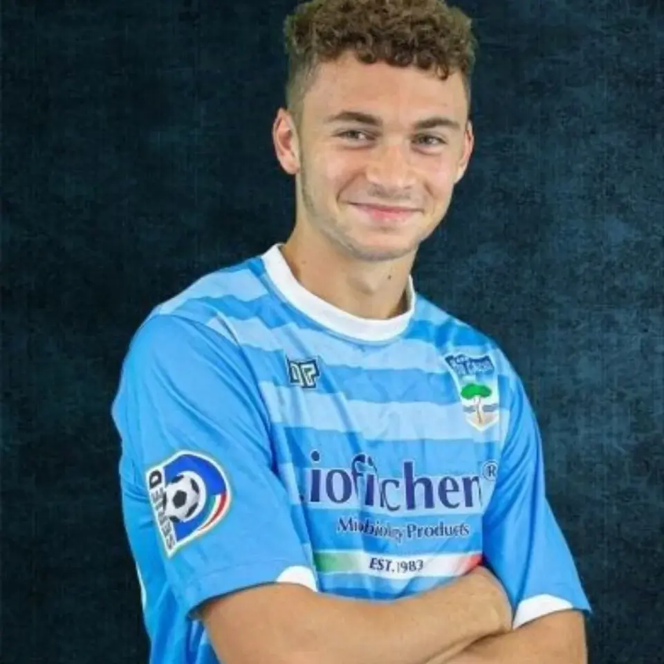 Ritratto di Matteo Ovidio Serra con la maglia biancazzurra del Pineto Calcio