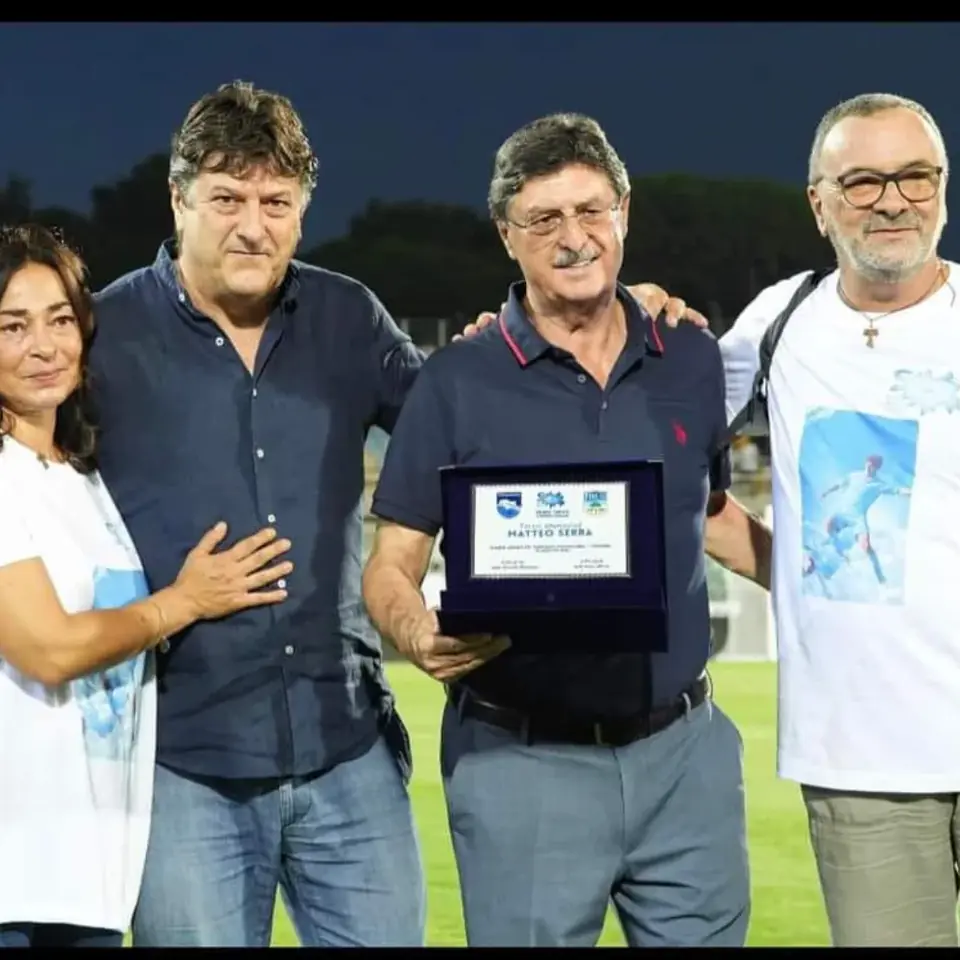 Premiazione durante il Memorial Matteo Serra: una targa consegnata a bordo campo